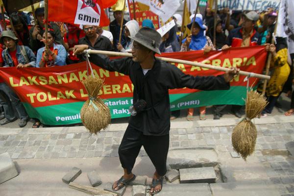 Ratusan Petani Berunjuk Rasa di Kantor Kemerindag