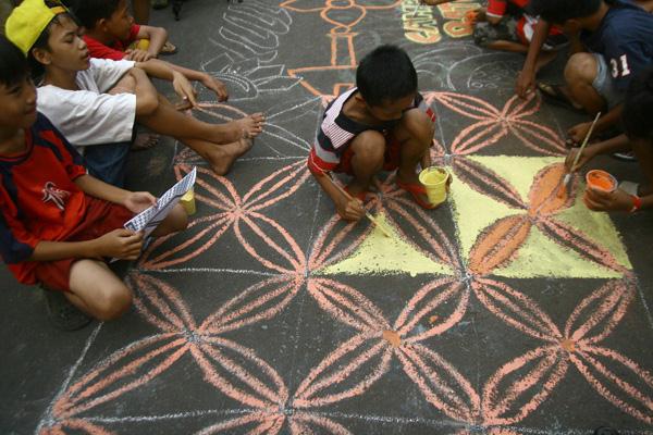 Anak-anak Membatik Jalanan di Kampung Batik