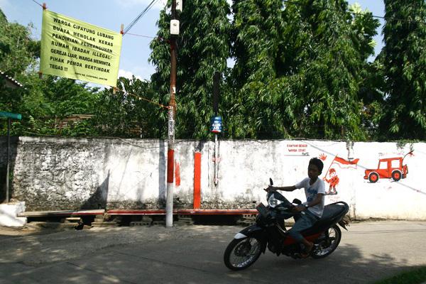 Spanduk Bertuliskan Menolak Pendirian Rumah Ibadah Beredar di Cipayung