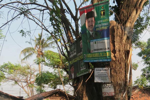 Pohon Jadi Sasaran Berbagai Poster Iklan