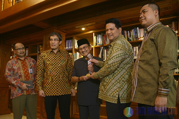 BJ Habibie Menerima Award dari KPU