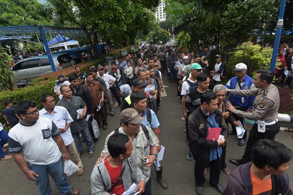 Antrean Warga Urus STNK dan BPKB di Berbagai Daerah