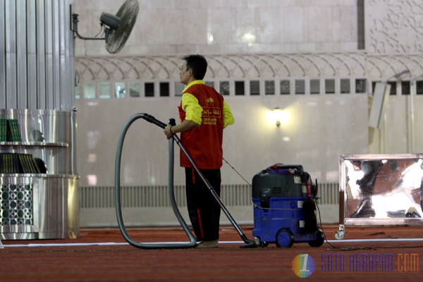 Persiapan Salat Idul Adha di Masjid Istiqlal