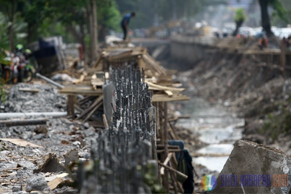 Pembangunan Turap Sungai Antisipasi Banjir Jakarta