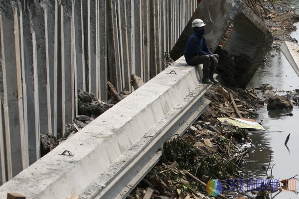 Pembangunan Turap Sungai Antisipasi Banjir Jakarta