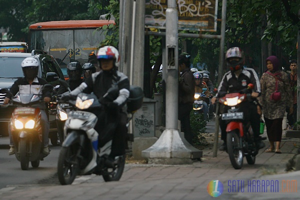 Hak Pejalan Kaki Tersingkir dari Trotoar