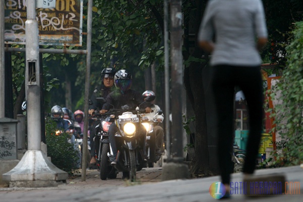 Hak Pejalan Kaki Tersingkir dari Trotoar