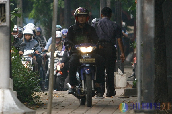 Hak Pejalan Kaki Tersingkir dari Trotoar