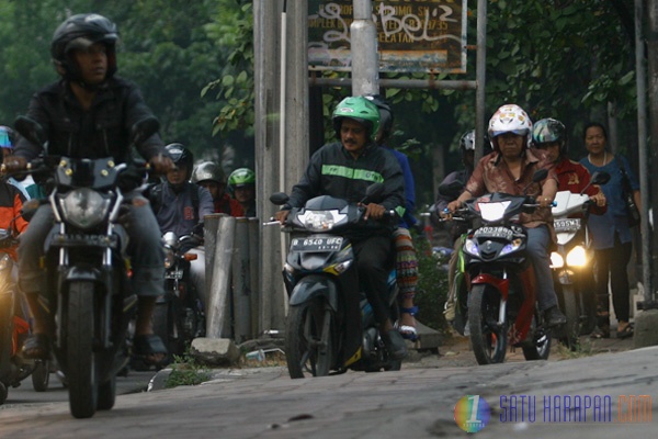 Hak Pejalan Kaki Tersingkir dari Trotoar