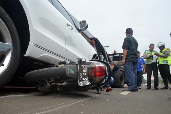 Kendaraan Roda Empat Tindih Sepeda Motor