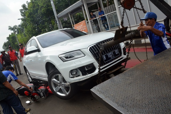 Kendaraan Roda Empat Tindih Sepeda Motor