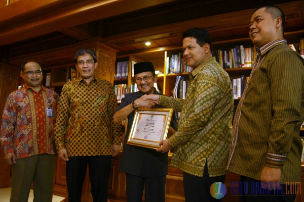 BJ Habibie Menerima Award dari KPU