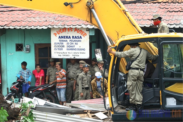 Ratusan Bangunan di Pasar Minggu Ditertibkan