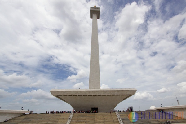 Ratusan Warga Antre Kunjungi Monas