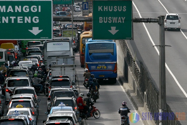 Pasang Kamera Pengintai untuk Pelanggar Jalur Busway