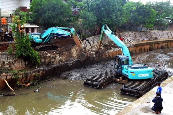 Pekerja Perbaiki Tanggul Jebol di Jalan Talang