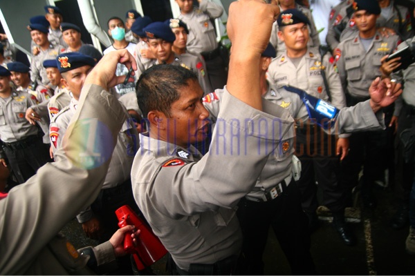 Personel Sabhara Sujud Syukur Usai Putusan Sidang BG