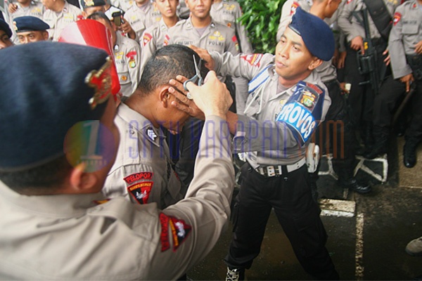 Personel Sabhara Sujud Syukur Usai Putusan Sidang BG