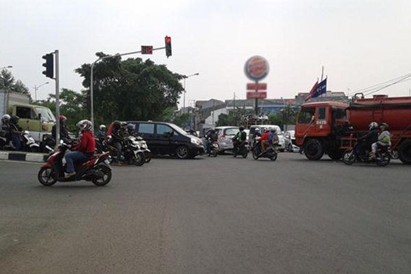 Carut-marut Persimpangan Lampu Merah di Jakarta Timur