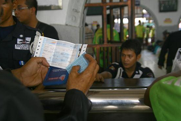 Penumpang Mudik Lebaran Padati Stasiun Pasar Senen