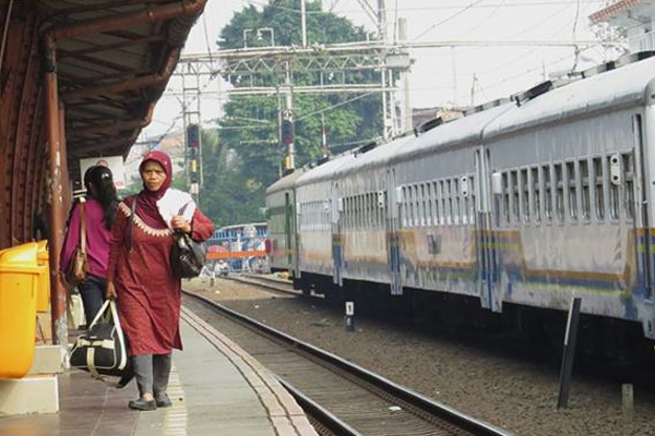 Penumpang Mudik Lebaran Padati Stasiun Pasar Senen