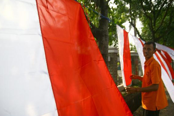 Yanto Sambut HUT RI ke-68 Dengan Berjualan Bendera Merah Putih