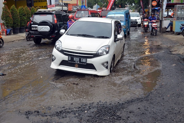 Ruas Jalan Cireundeu Bagai Kubangan