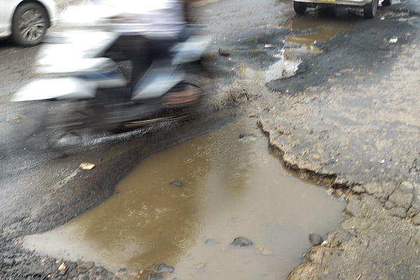 Ruas Jalan Cireundeu Bagai Kubangan