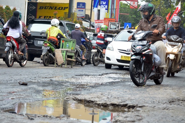 Ruas Jalan Cireundeu Bagai Kubangan