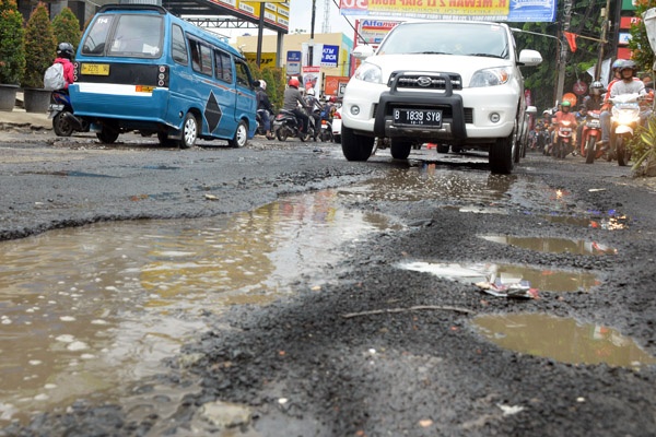 Ruas Jalan Cireundeu Bagai Kubangan