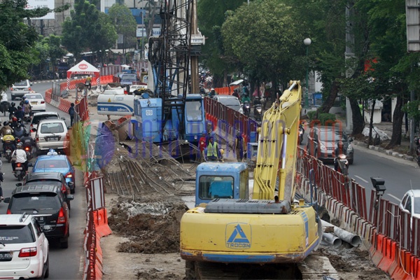 Antrean Kendaraan Padati Kawasan Pembangunan Jalan Layang