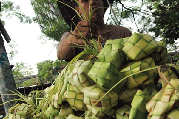 Pejual Ketupat Lebaran Mulai Ramai