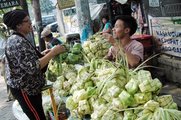 Pejual Ketupat Lebaran Mulai Ramai