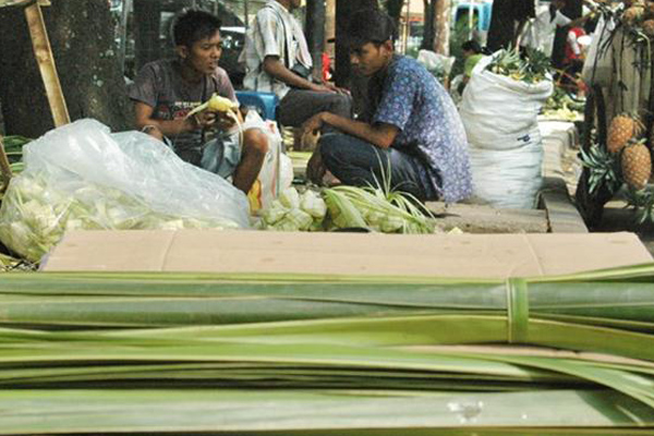 Pejual Ketupat Lebaran Mulai Ramai