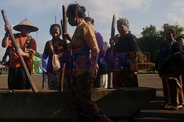 9 Warga Pegunungan Kendeng Tabuh Lesung untuk Jokowi