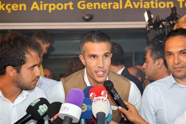 Van Persie Tiba di Istanbul Bergabung dengan Fenerbahce