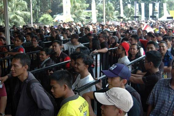 Antrian Tiket Metalica Membeludak