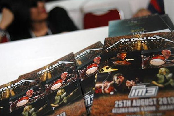 Antrian Tiket Metalica Membeludak