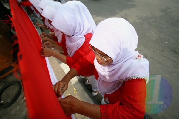 Ibu-ibu Jahit Bendera Merah Putih Sepanjang 500 Meter