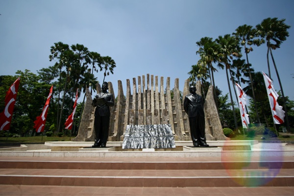 Warga Berfoto di Tugu Proklamasi