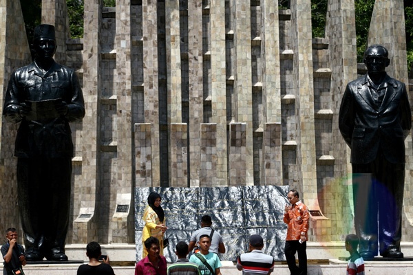 Warga Berfoto di Tugu Proklamasi