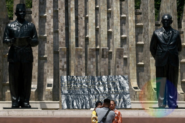 Warga Berfoto di Tugu Proklamasi