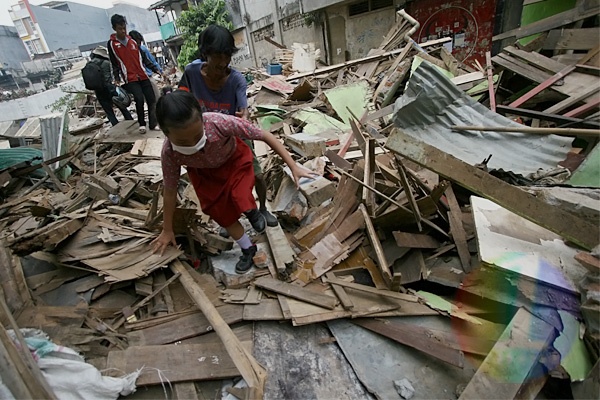 Relokasi Kampung Pulo Berakhir Ricuh