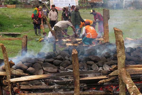 Pesta Bakar Batu untuk Pilkada Damai di Oksibil