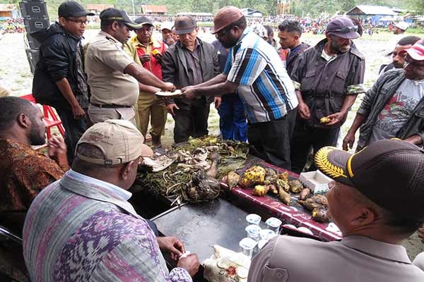 Pesta Bakar Batu untuk Pilkada Damai di Oksibil