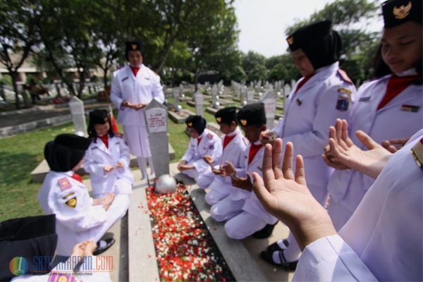 Para Pelajar Panjatkan Doa di Hari Pahlawan 