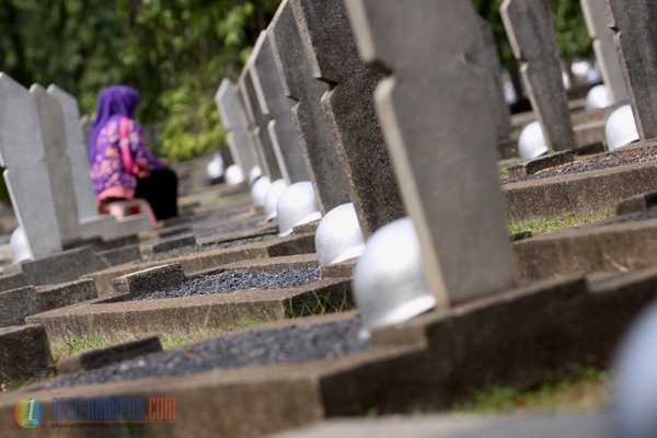 Para Pelajar Panjatkan Doa di Hari Pahlawan 