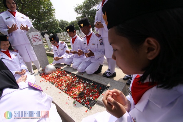 Para Pelajar Panjatkan Doa di Hari Pahlawan 