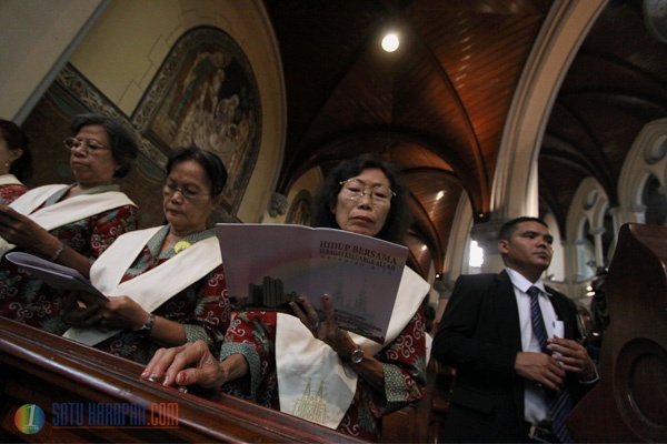 Misa Malam Natal di Gereja Katedral Berlangsung Khidmat