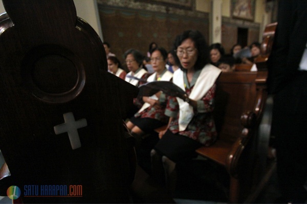 Misa Malam Natal di Gereja Katedral Berlangsung Khidmat